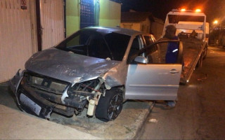 Carro só parou quando subiu numa calçada e estourou o pneu. 