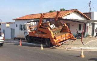 Caminhão desgovernado invadiu casa na Av. Primeiro de Janeiro. 