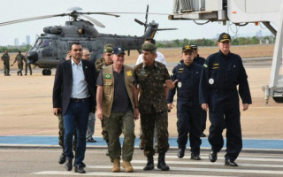Governador em exercício Wanderlei Barbosa e ministro da Defesa sobrevoaram área de queimadas.
