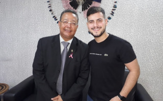 Cantor Zé Otávio foi recebido pelo presidente da Adetuc nesta sexta.