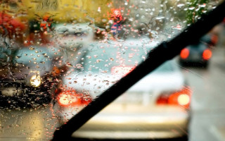 Dirigir durante uma chuva exige atenção redobrada dos condutores.