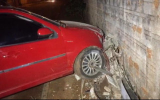 Carro colidiu em um poste e ainda bateu no muro de uma igreja. 