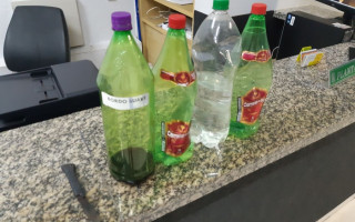 A PRF encontrou garrafas com bebidas alcoólicas dentro do veículo.