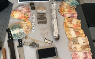 Drogas e dinheiro apreendidos.