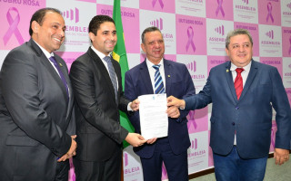 Secretário-chefe da Casa Civil, Rolf Vidal, entregou uma cópia da LDO ao presidente da AL, o dep. Antonio Andrade