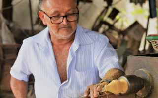 Marceneiro por herança, Francisco Costa, de 65 anos, voltou a fazer o brinquedo.