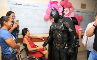 Empresário Cristiano Zanetta virou o Batman do Brasil e leva mensagem de positividade. 