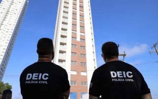 Policiais cumprem mandado em prédio na Orla de Palmas. 