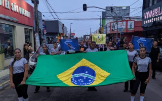Alunos protestam contra fim do processo seletivo para ingressar em colégio militar.