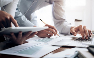 A contabilidade de custos auxilia na tomada de melhores decisões para o futuro da empresa.
