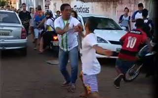 Câmera flagra o exato momento em que o diretor é agredido