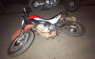 Moto Honda Bros roubada foi abandonada pelos suspeitos. 