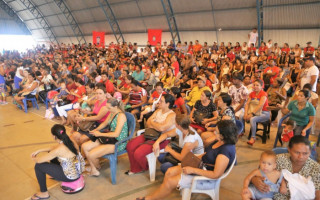Os contratos estão sendo assinados na quadra do Bairro São João, onde também houve uma palestra sobre direitos, deveres e obrigações dos futuros moradores