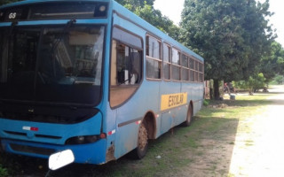 Ônibus do transporte escolar está parado há pelo menos 30 dias.