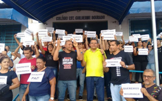 Professores prestam solidariedade a diretor agredido na porta de escola.