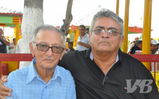 Édito Cayres (Nenca) ao lado do pai, Seu Santinho