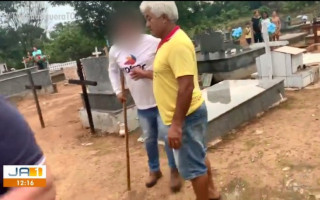 Homem aparece com pedaço de madeira que teria utilizado para intimidar umbandistas.