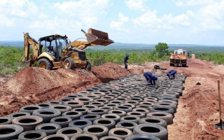 A reutilização dos pneus ameniza os impactos gerados pelo seu descarte em aterros e na natureza.