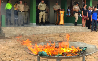 Bandeira inservível sendo incinerada