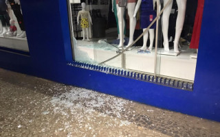 Quarta loja no mês de novembro que teve vidraça quebrada por criminosos. 