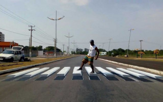 Faixas pintadas nas principais ruas da cidade. 
