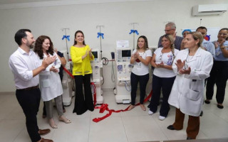 Kátia entrega equipamentos de hemodiálise