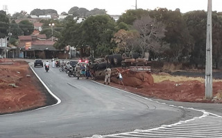 Caminhão pendeu e acabou capotando ficando com as rodas para cima.