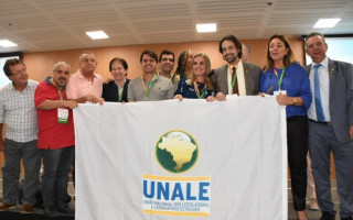 Parlamentares tocantinenses e de outros Estados posam com bandeira da Unale.