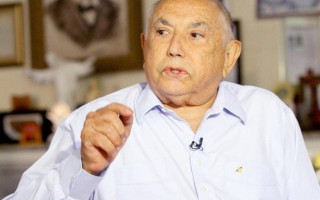 Ex-governador Siqueira Campos.