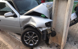 Carro colidiu contra o poste.