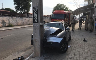 A colisão aconteceu na avenida 1º de Janeiro.