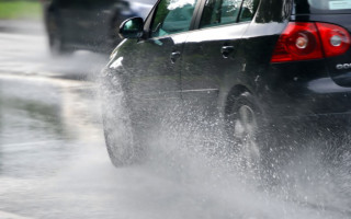 Motoristas devem tomar cuidado com o perigo de aquaplanar