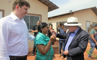 A aposentada Maria Amélia da Silva recebeu as chaves da casa própria.