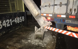 Traseira do caminhão bateu contra o poste.