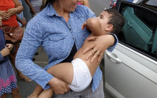 A esteticista passava de moto quando viu a avó desesperada com o neto. 