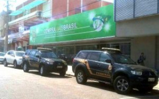 Polícia Federal cumpriu mandados em uma loja no centro de Palmas.