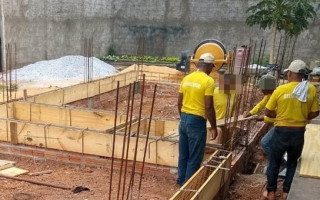 Reeducandos trabalham em construção de sala de aula e uma nova cela para unidade.