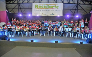 Quase 150 alunos cantaram, dançaram e tocaram para mais de 400 pessoas