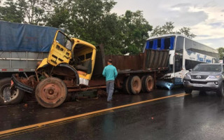 Um dos caminhões que se envolveu no acidente ficou com a cabine destruída.