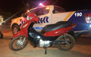 Motocicleta foi recuperada pela PM após denúncia anônima.