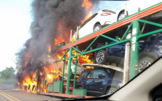 Caminhão-cegonha destruído pelo fogo na BR-153, no Tocantins
