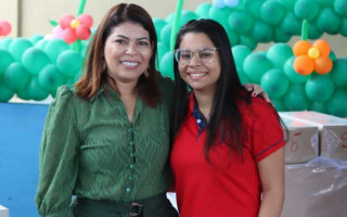 Natália foi homenageada pela secretária Adriana Aguiar 