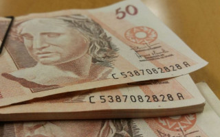 Os bancos não poderão cobrar taxas superiores a 8% ao mês.