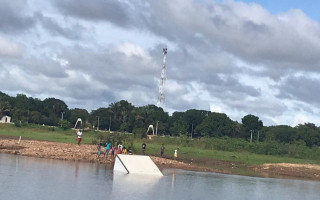 Motorista perdeu o controle do caminhão ao tentar entrar na balsa. 