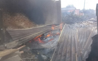 Marcenaria foi totalmente destruída pelo fogo.