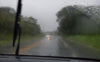 Período chuvoso aumenta riscos de acidentes nas estradas.