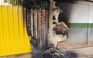 Lixeira queimada em frente a UBS Palmeiras do Norte