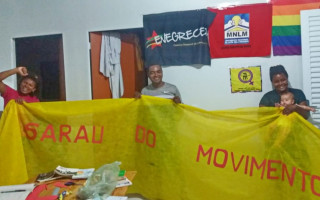 Kamila, à esquerda, comemora organização do primeiro Sarau do MNLM.