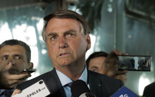 Bolsonaro e Paulo Guedes anunciaram aumento no salário mínimo na tarde desta terça-feira, 14.