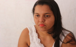 Eloina Carneiro, esposa de Josimar dos Santos, acusado de tentativa de homicídio e suspeita de estupro.